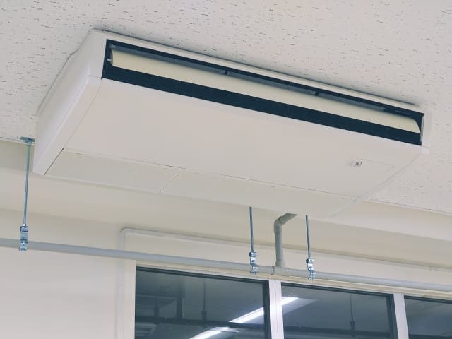 店舗やオフィス向けハウスクリーニング・天吊りタイプエアコンのメンテナンス