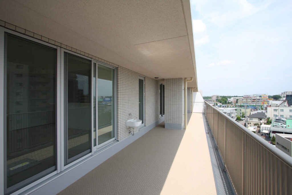 マンションの窓サッシ・ベランダを徹底清掃するハウスクリーニング