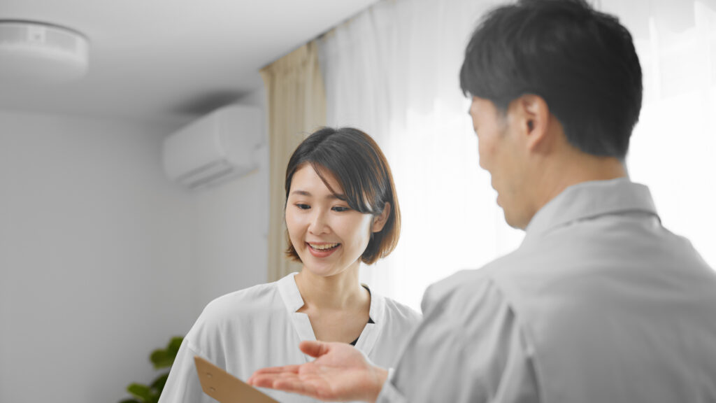 作業完了後に丁寧な説明を行うハウスクリーニングスタッフ