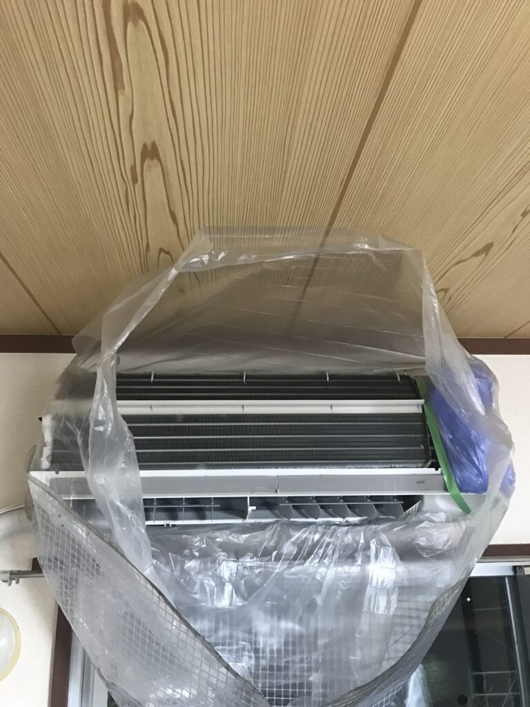 エアコンクリーニング・分解後の丁寧な養生作業