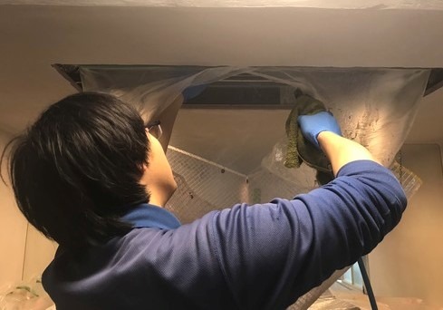 業務用エアコンクリーニング・天井埋め込み型1方向タイプを高圧洗浄する作業風景