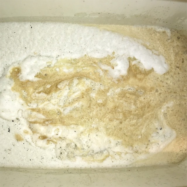 風呂釜クリーニングにより浴槽に現れた配管内部の汚れ