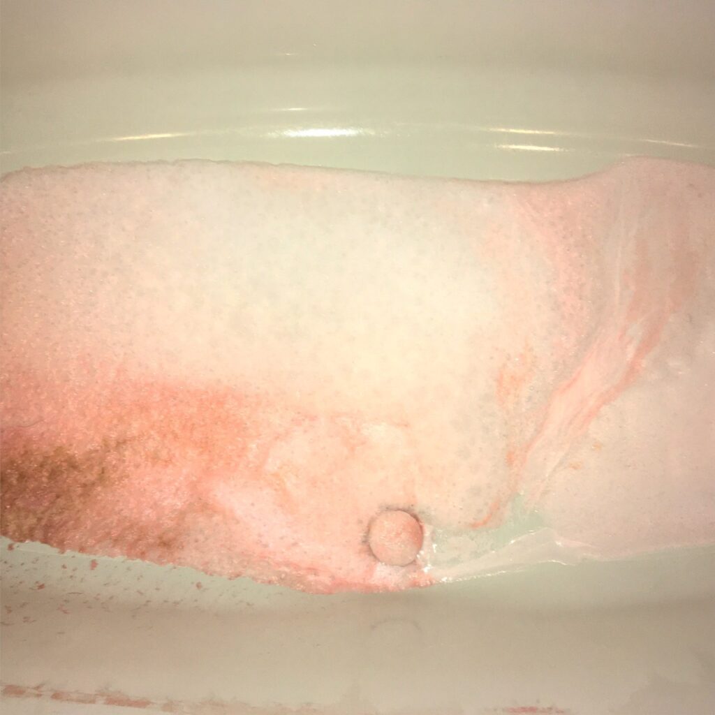風呂釜クリーニングで配管内部の汚れが浮き出た様子