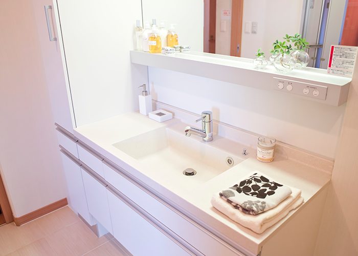 洗面所の水垢や汚れを落とし、ピカピカに蘇った洗面台